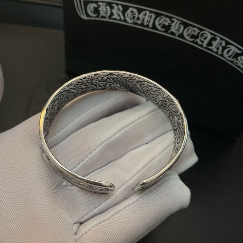 Ch*0me He**ts necklaces